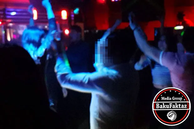 Bakıda iki qadın britaniyalı iş adamını şantaj etdi: “Yatdığım yerdə şəklimi çəkiblər”