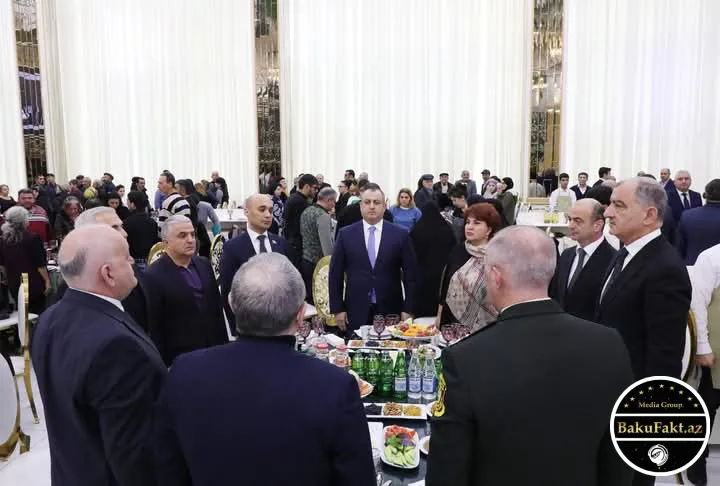 Suraxanı Rayon İcra Hakimiyyətinin təşkilatçılığı ilə Ulu Öndər Heydər Əliyevin anım günü münasibətilə ehsan süfrəsi açılıb - FOTO