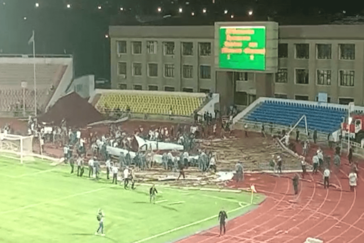 Futbol oyununda stadionun DAMI UÇDU