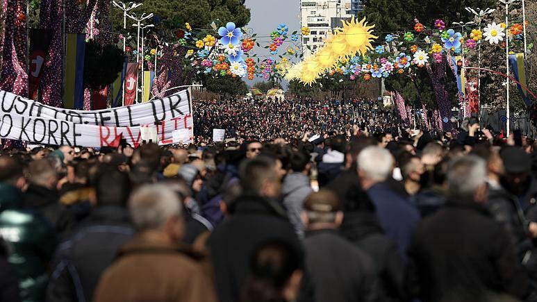 Bu ölkədə minlərlə insan bahalaşmaya görə küçələrə axışdı