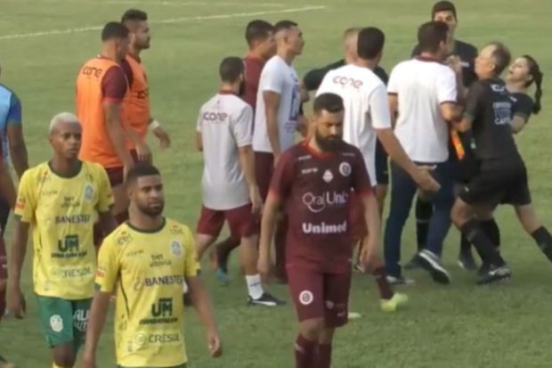 Braziliyada baş məşqçi qadın hakimə kəllə vurdu