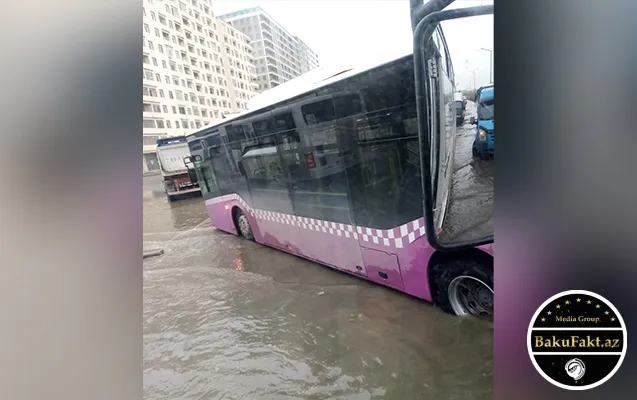 Xırdalanda yolları su basdı: Avtobus quyuya düşdü