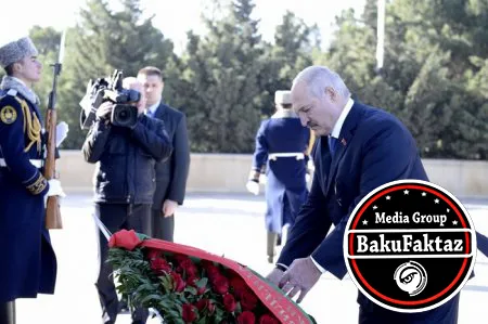 Lukaşenko Heydər Əliyevin məzarını ziyarət etdi - FOTO
